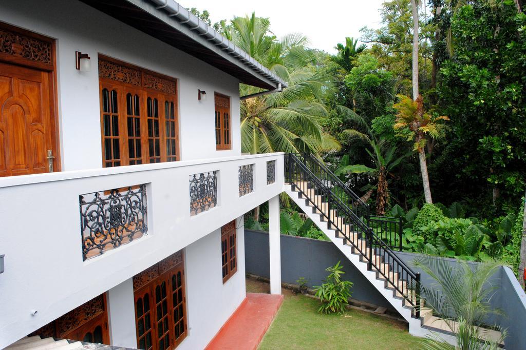 Cinnamon Holiday Inn Hikkaduwa Exterior photo