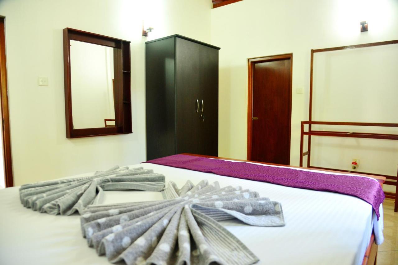 Cinnamon Holiday Inn Hikkaduwa Exterior photo